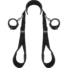 FETISH SUBMISSIVE – POSITION JAMBES OUVERTES AVEC MENOTTES DOUBLÉES EN NOPRÈNE